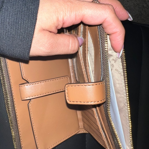 Michael Kors Adele Logo Smartphone Wallet - Picture 3 of 4